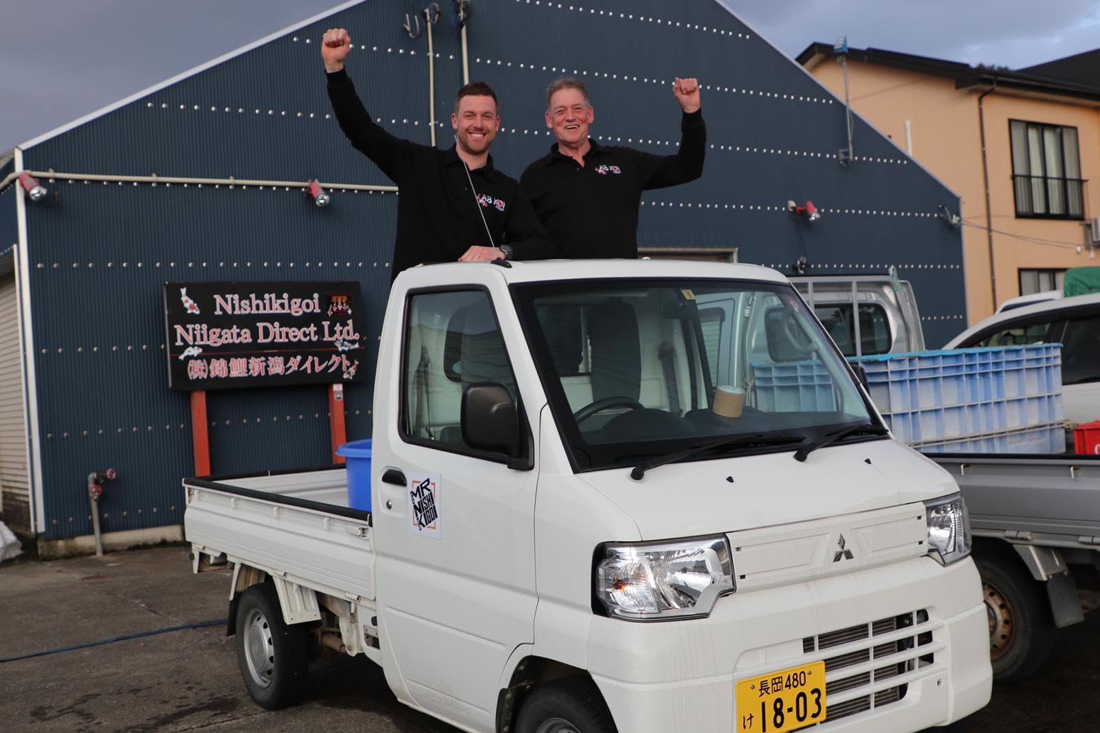 Samen onderweg bij Nishikigoi Niigata Direct, op een Japanse pick-up