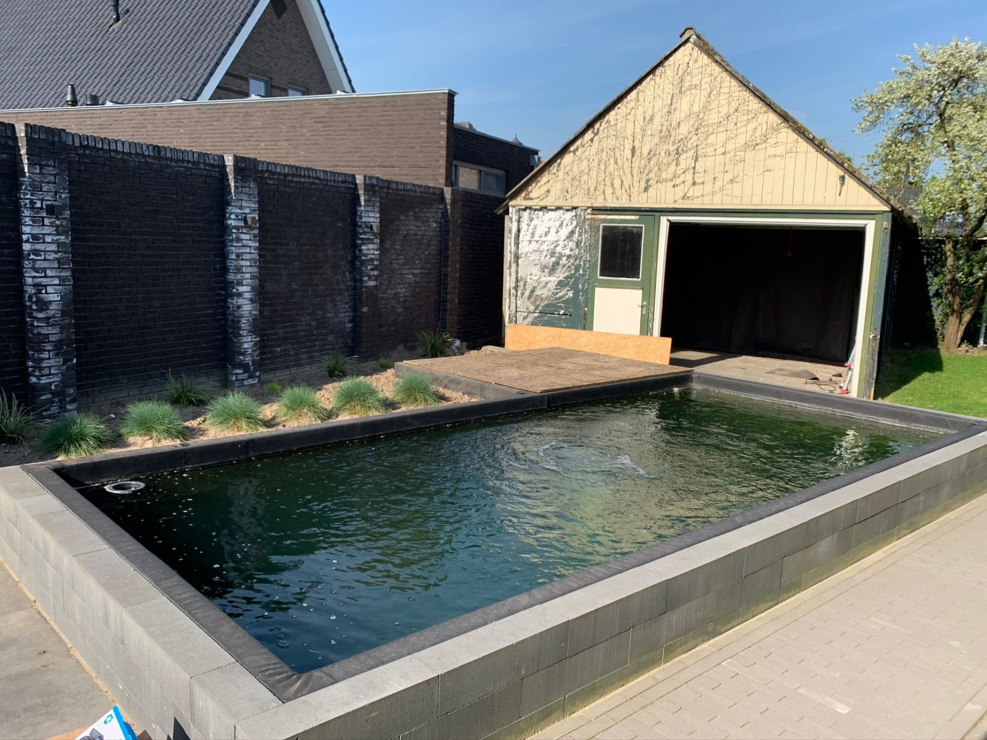 Koi vijver boven maaiveld in Sint Jans Klooster, foto 4