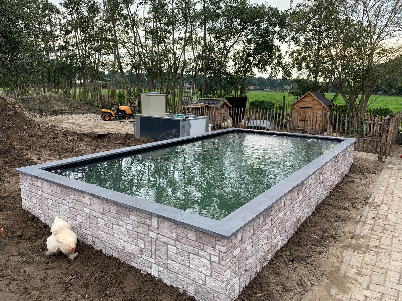 Koi vijver boven maaiveld in Sint Jans Klooster, foto 1