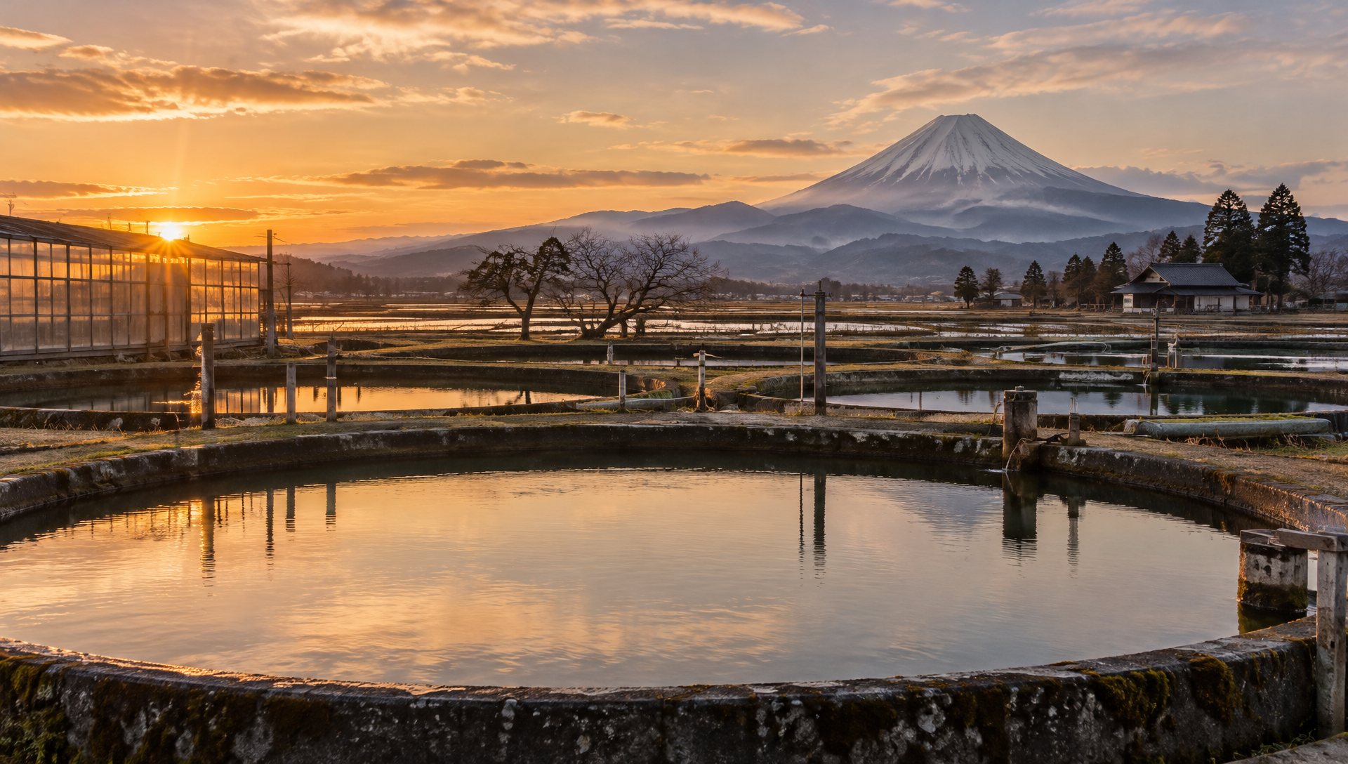 Droombeeld van modderbassins in Niigata met de besneeuwde Mount Fuji in de ochtendzon