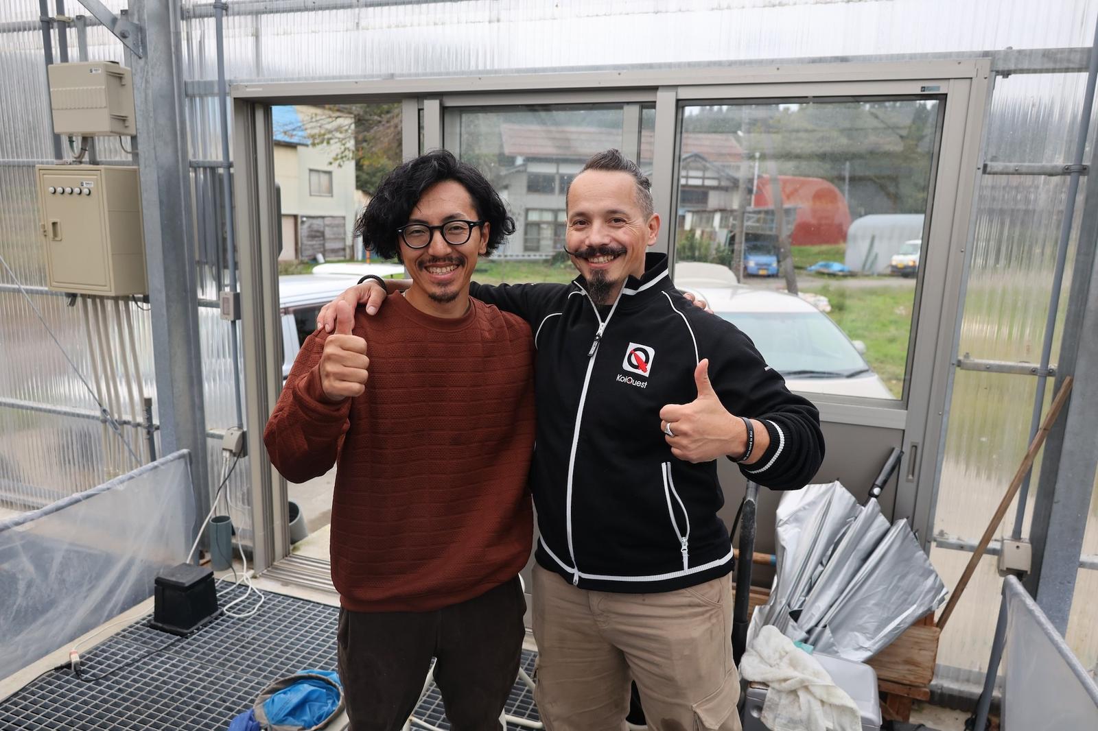 Arjan en een Japanse kweker lachen met hun duimen omhoog