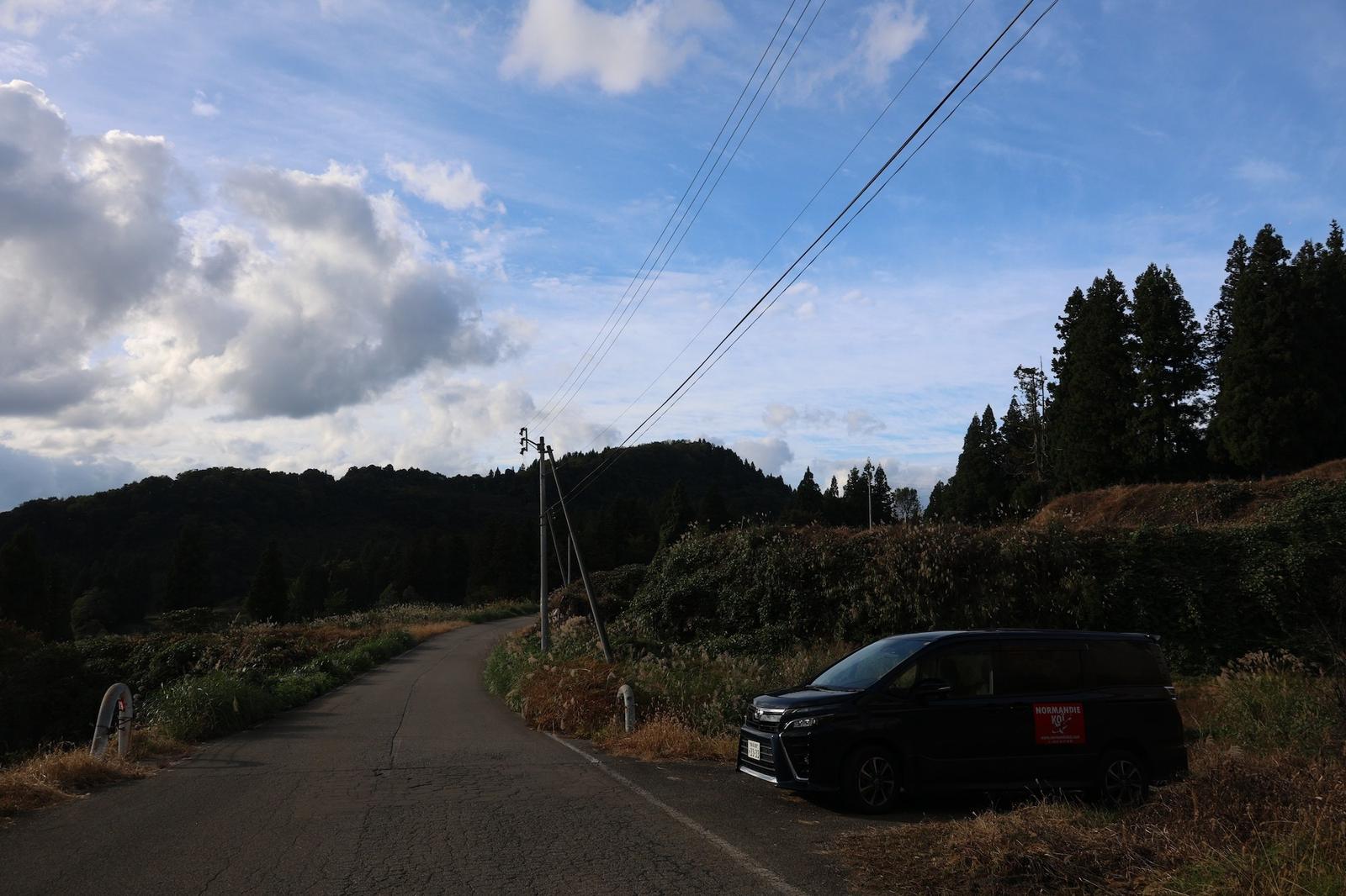 Normandie Koi-bus langs een landelijke weg in Japan